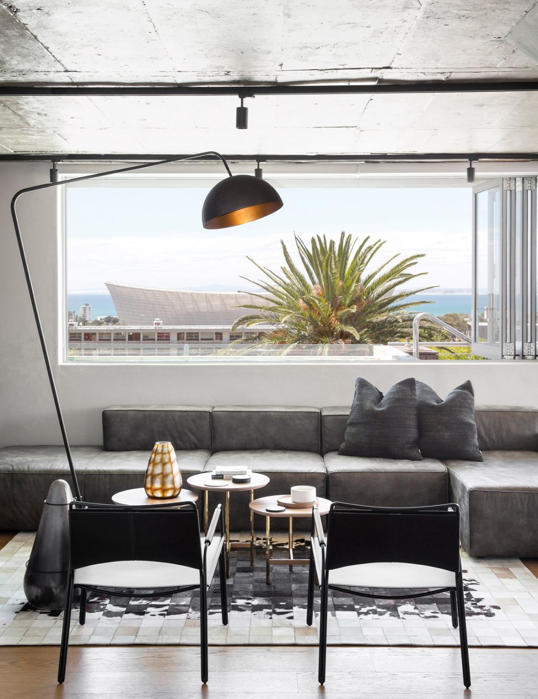 Hendre Bloem: Cape Town penthouse with killer views gets a moody makeover.